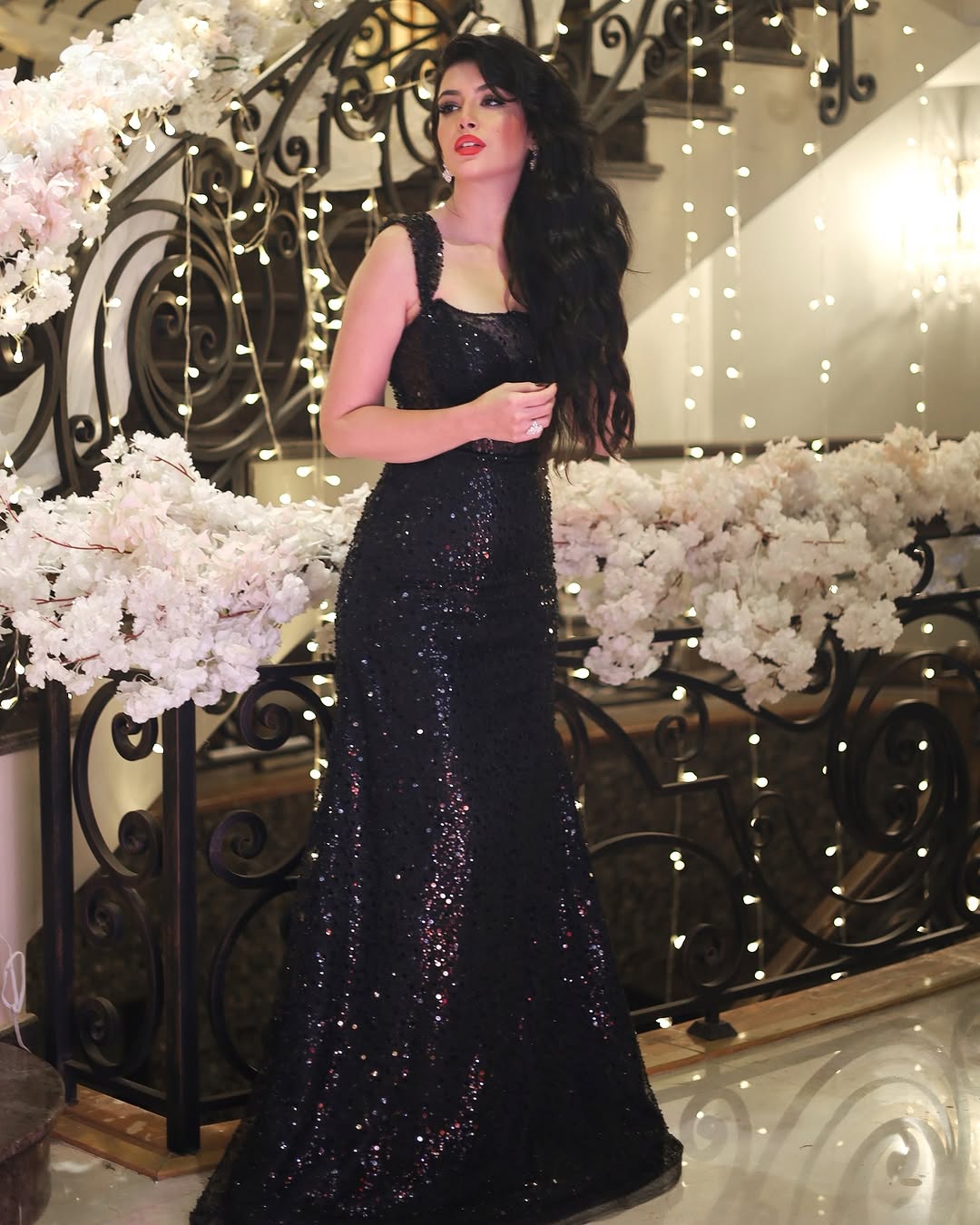 سارة بركة بفستان السهرة الطويل باللون الأسود مرصعا بحبات الترتر