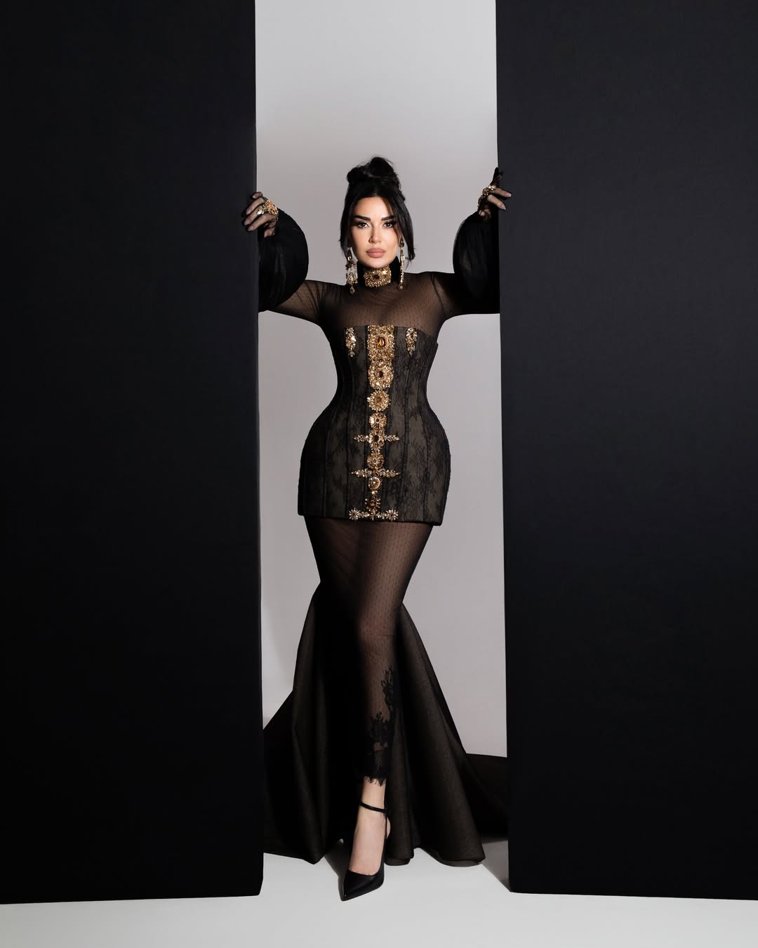 سيرين عبدالنور بفستان سترابلس ميني مجسم بتصميم كورسيه مغطى بالدانتيل