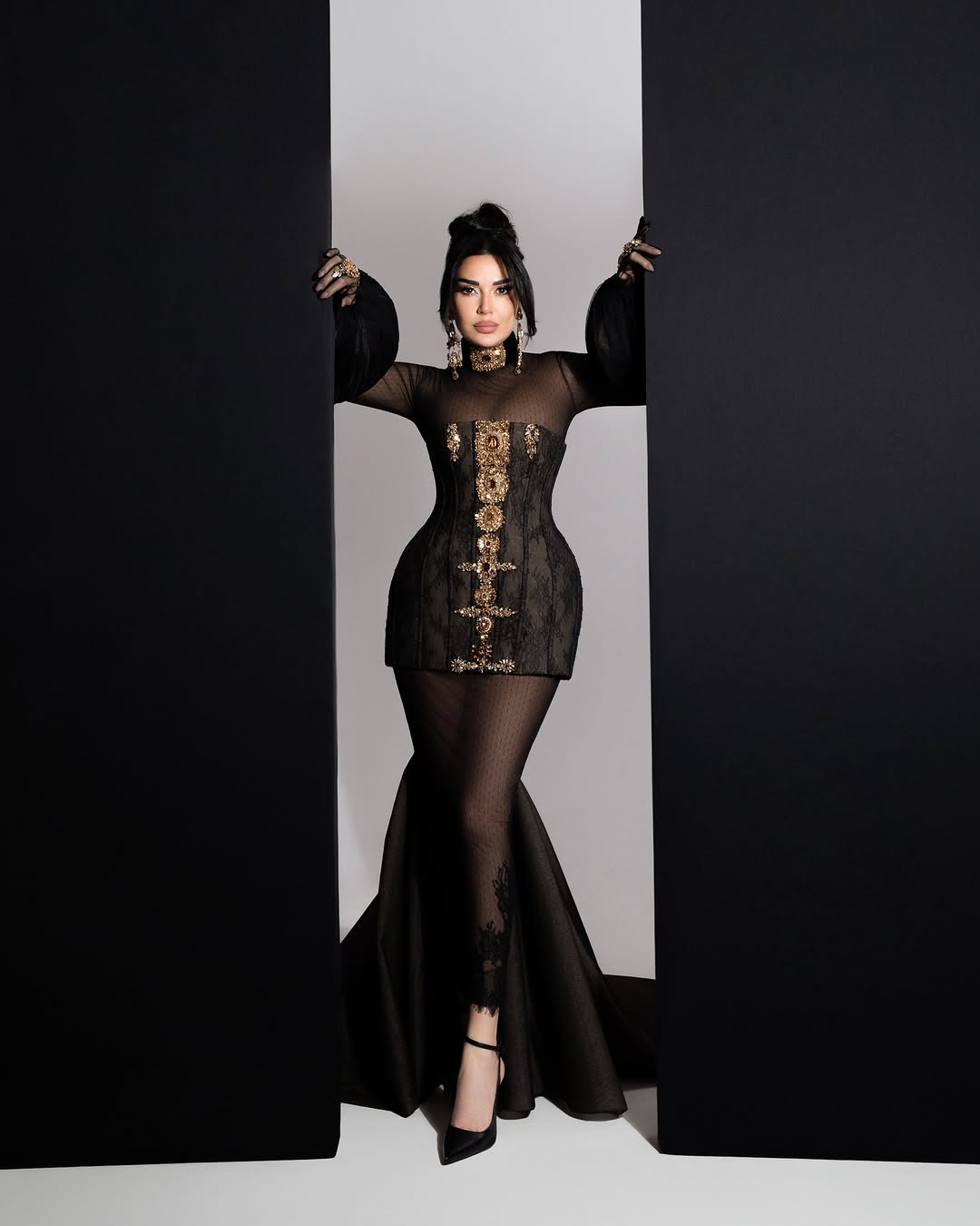 إطلالة سيرين عبدالنور بفستان أسود كورسيه