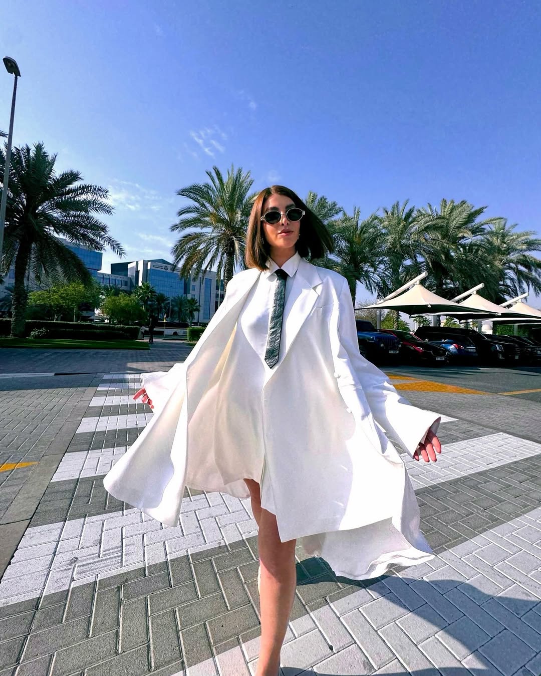 نور علي بفستان أوفر سايز باللون الأبيض بصيحة الـShirt dress