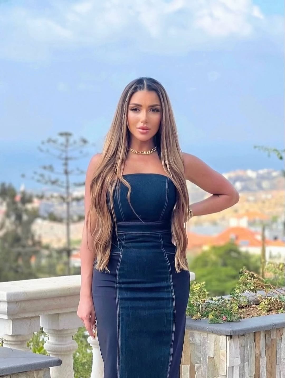 سارة سلامة بستايل فستان الجينز باللون الداكن