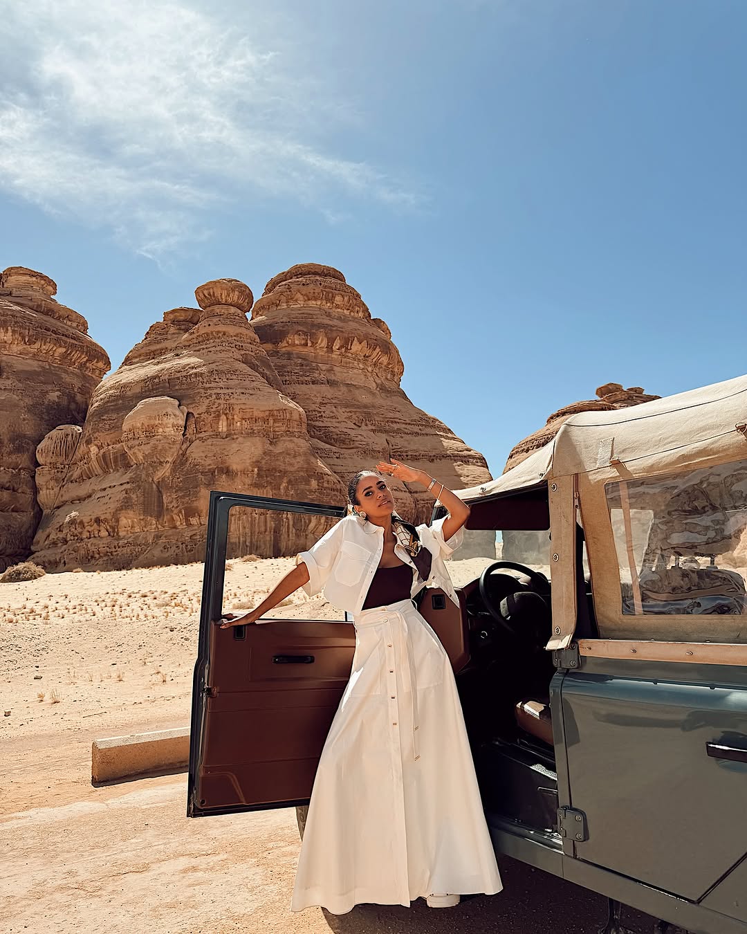 نادية حسن بصيحة التنورة الماكسي الطويلة باللون الأبيض