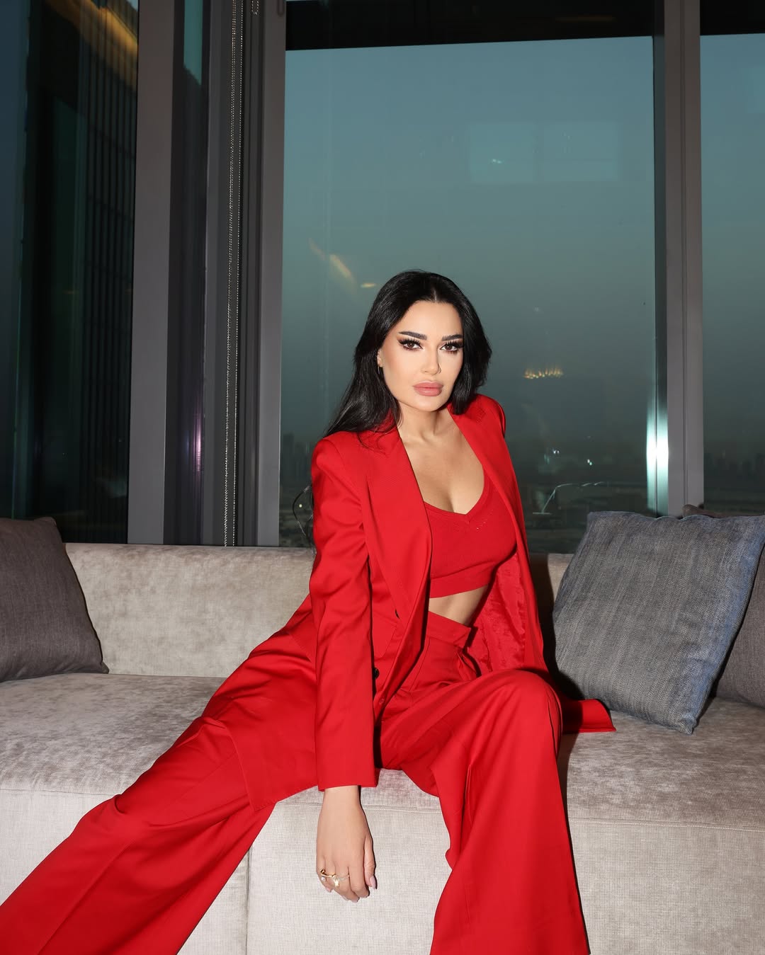 سيرين عبدالنور بإطلالة حمراء بصيحة البدلة النسائية من Maxmara