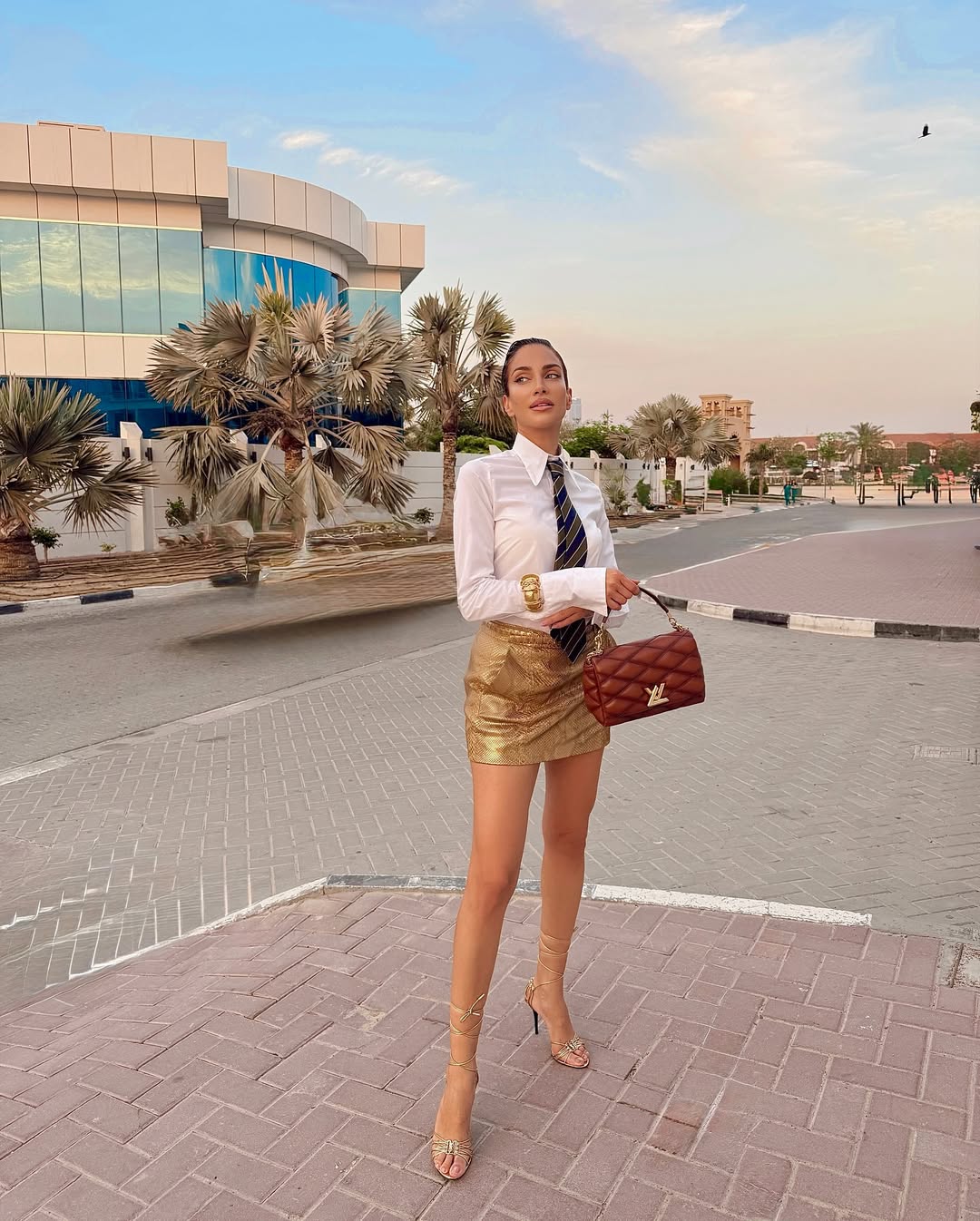  جيسيكا قهواتي ترتدي تنورة ميني ضيقة من جلد الزواحف