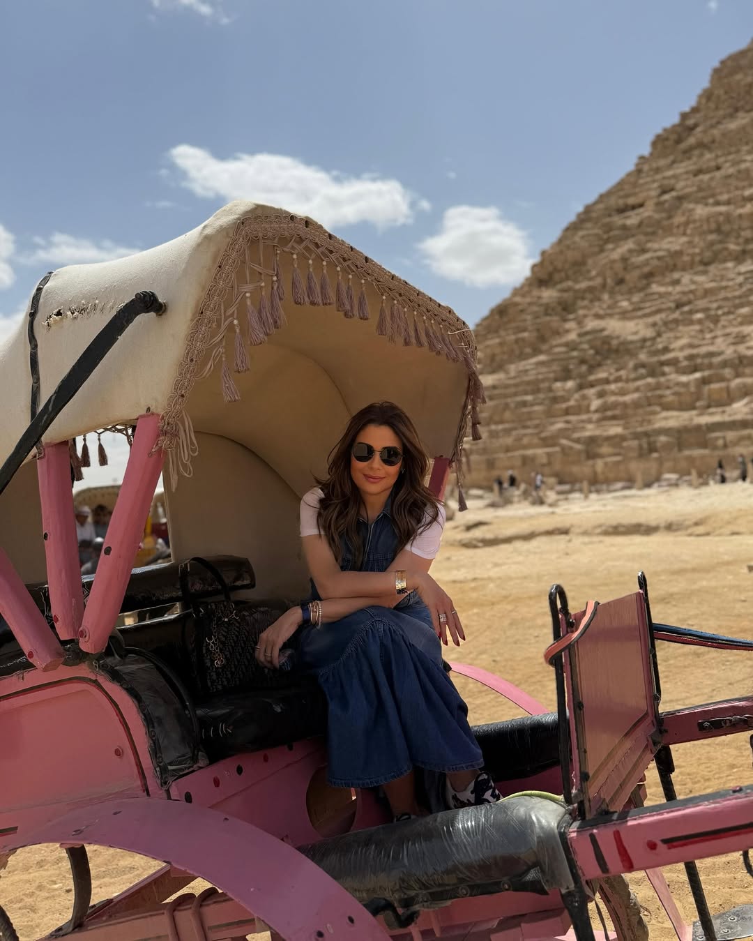 سارة دندراوي أمام الأهرامات