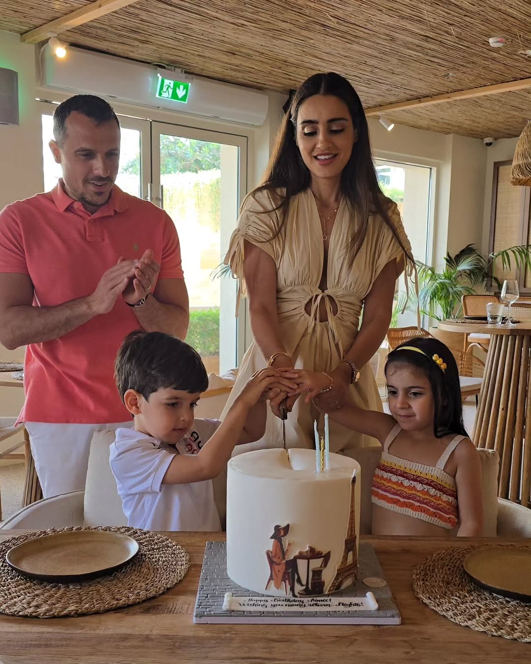 إيميه صياح مع عائلتها في الإمارات