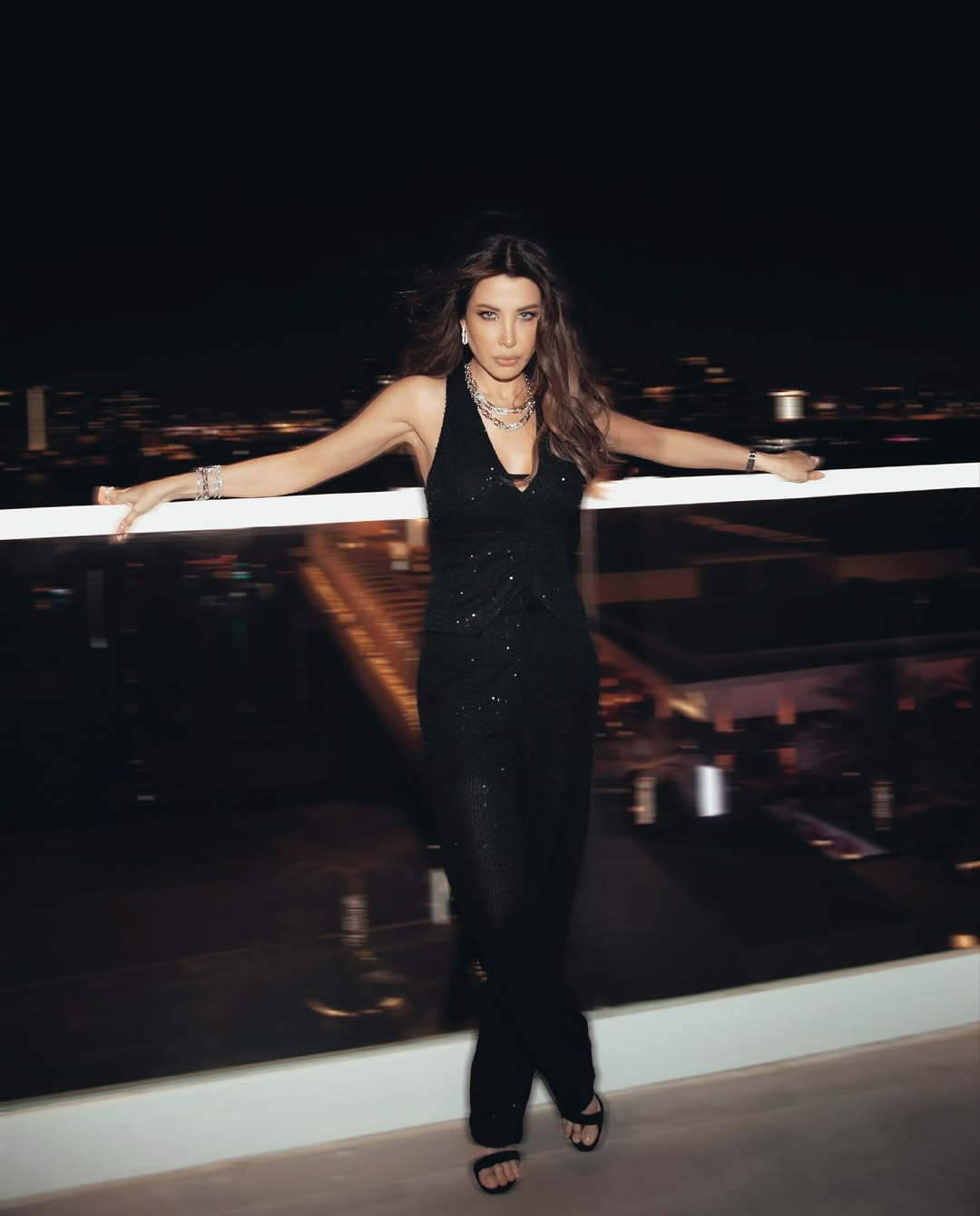 نانسي عجرم ترتدي زيا مرصعا بخطوط الترتر الأسود