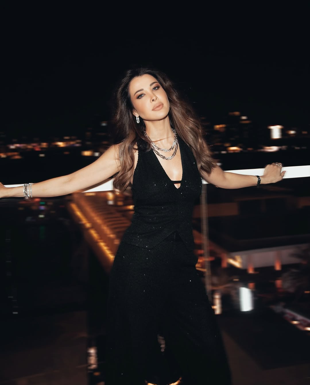 نانسي عجرم بنطلون واسع الأرجل بالخصر العالي مع جيليه بدون أكمام