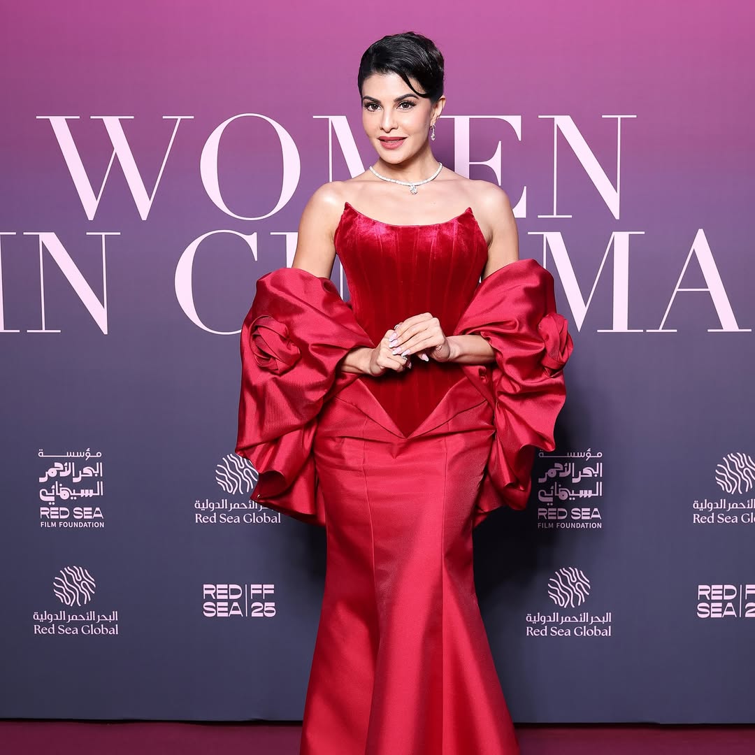 جاكلين فرنانديز بفستان مجسم بصيحة الحورية باللون الأحمر القوي،