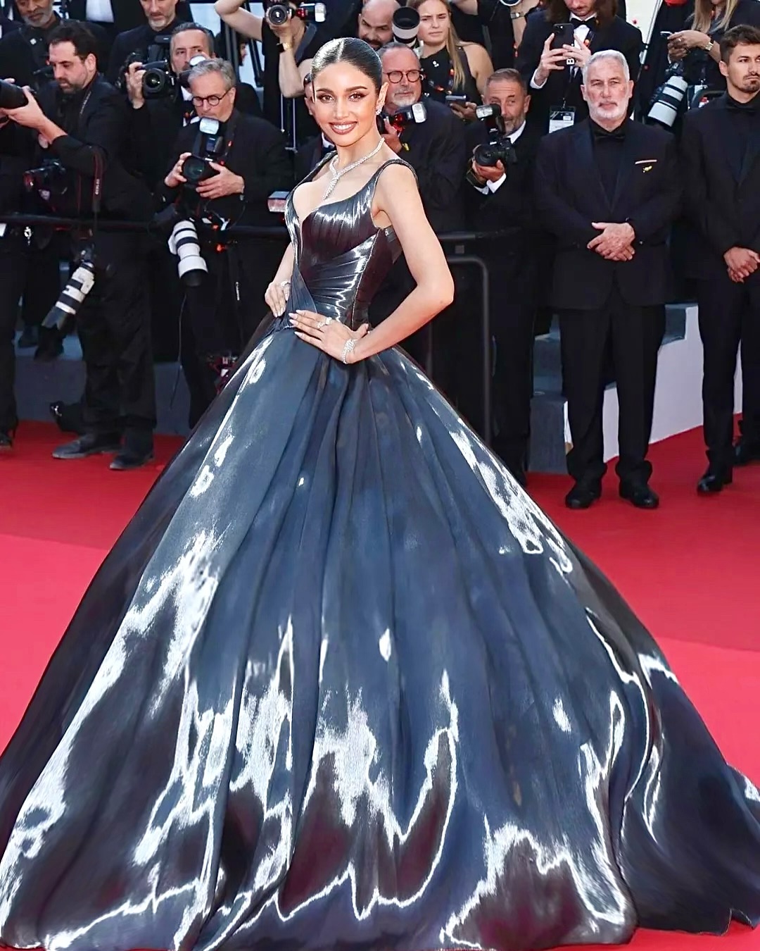 فينا برافينار سينغ بفستان الأميرات المنتفخ من توقيع Michael Cinco