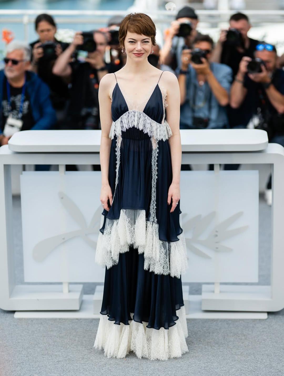 إيما ستون بالفستان الأسود الطويل الذي اختارته من تصميم Louis Vuitton