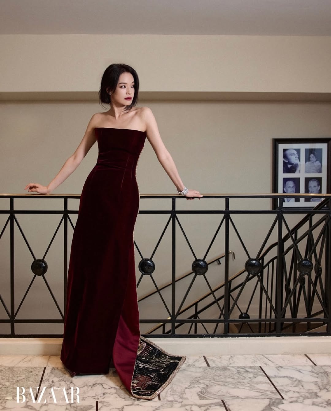 Shu Qi بثوب طويل من المخمل باللون البرغندي مصمم بقصة مكشوفة الكتفين