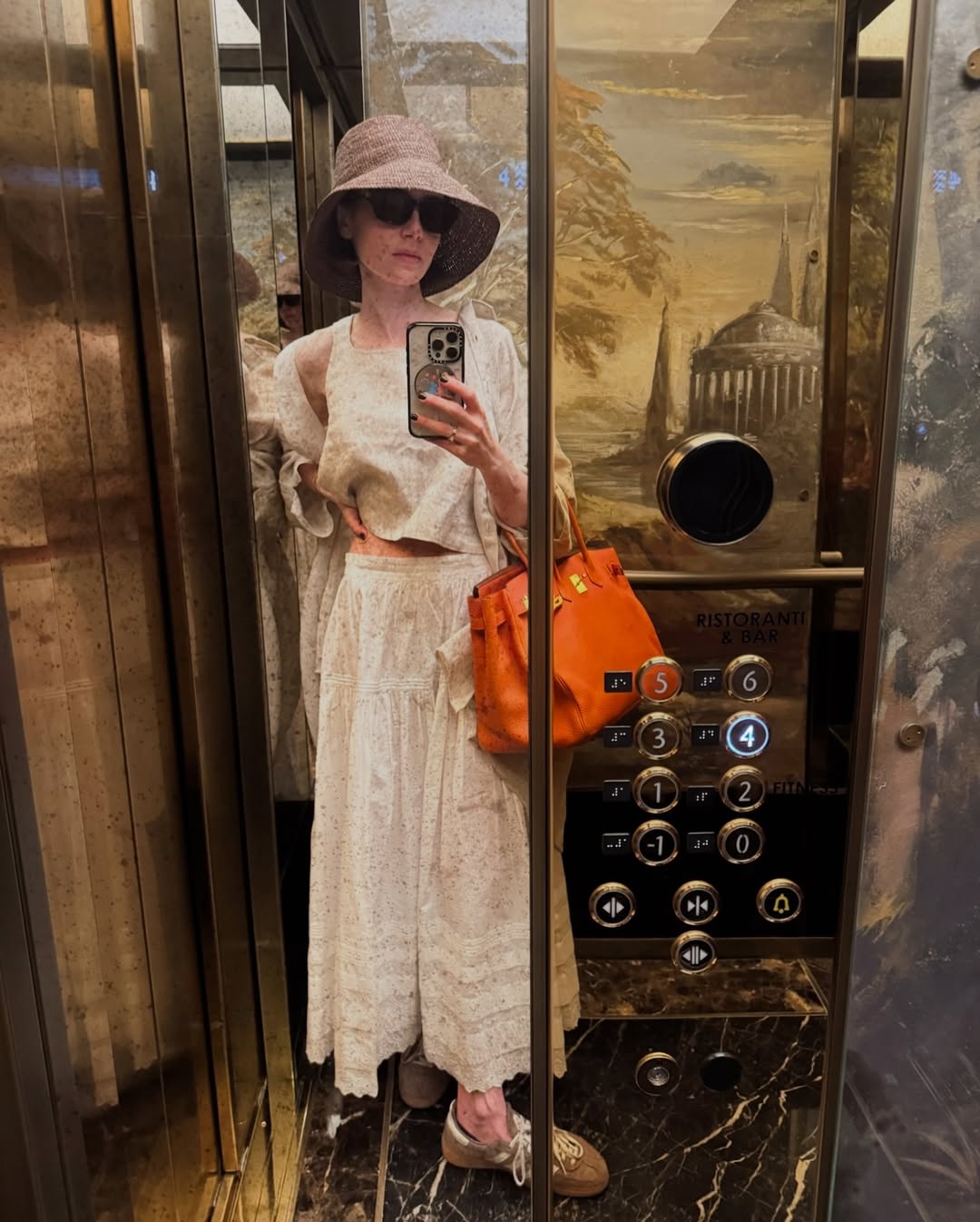 ليلي كولينز في مواقع تصوير "Emily In Paris"