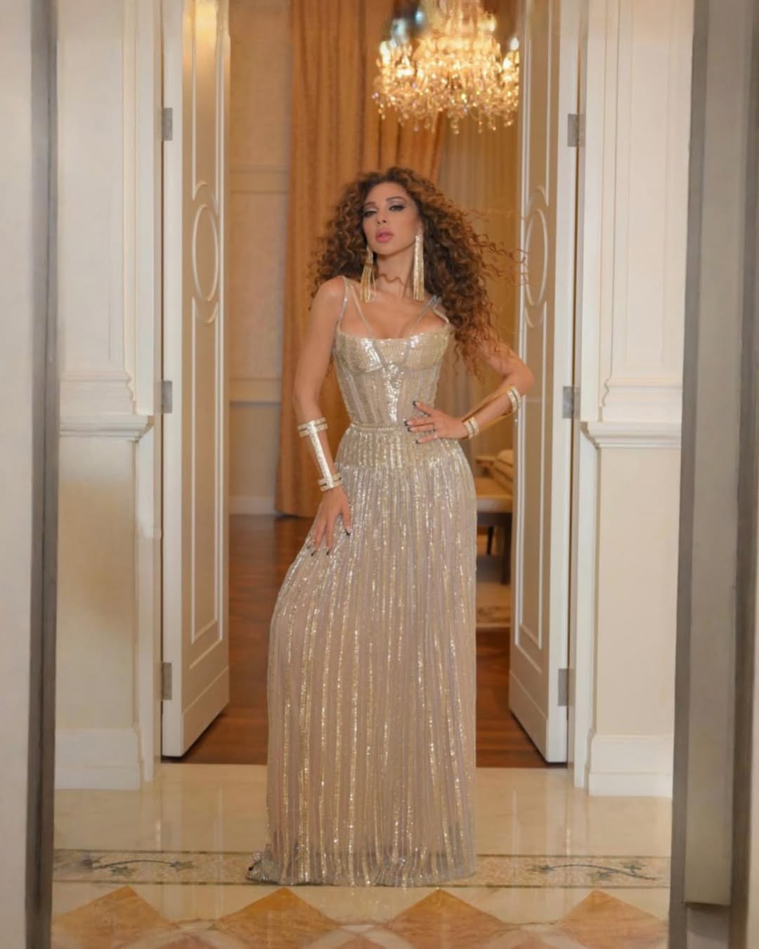 ميريام فارس بفستان مرصع كليا وتتدلى الشراشيب الكريستالية بلمعان اللونين الفضي والذهبي