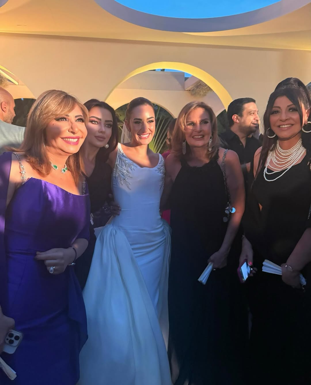 النجوم يقدمون التهاني لأمينة خليل وأحمد زعتر