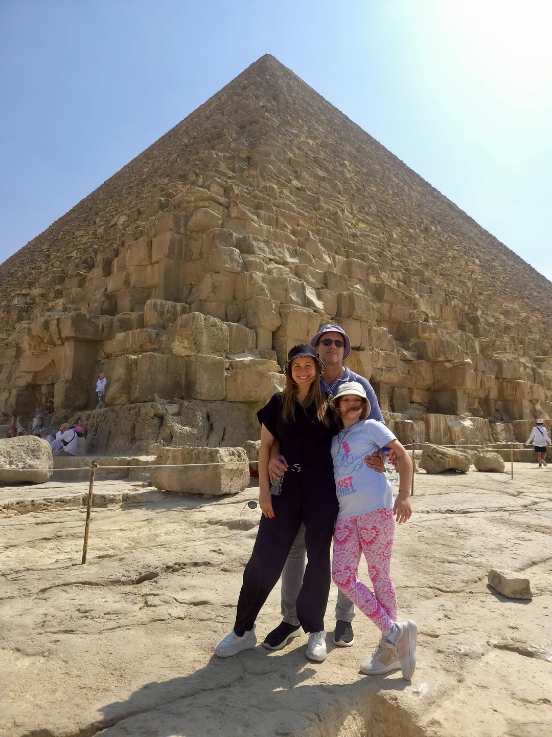 ريا أبي راشد مع أسرتها بين المواقع الأثرية في مصر