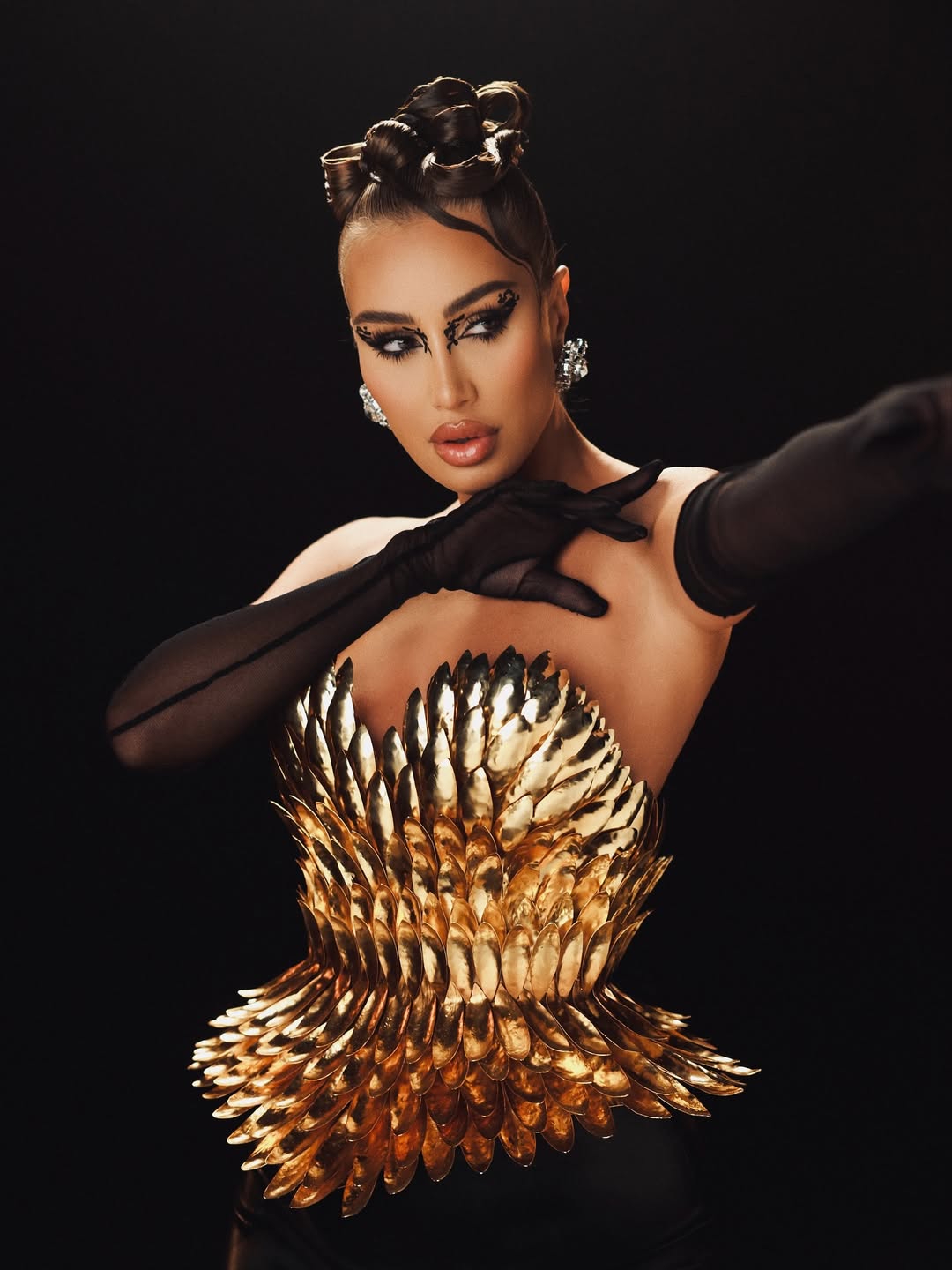 مايا دياب بإطلالات مبتكرة في كليب "حرمت أحبك"