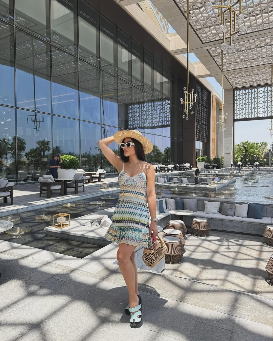 رينيه فرح ترتدي فستانا قصيرا مفعما بالألوان الزاهية من Missoni