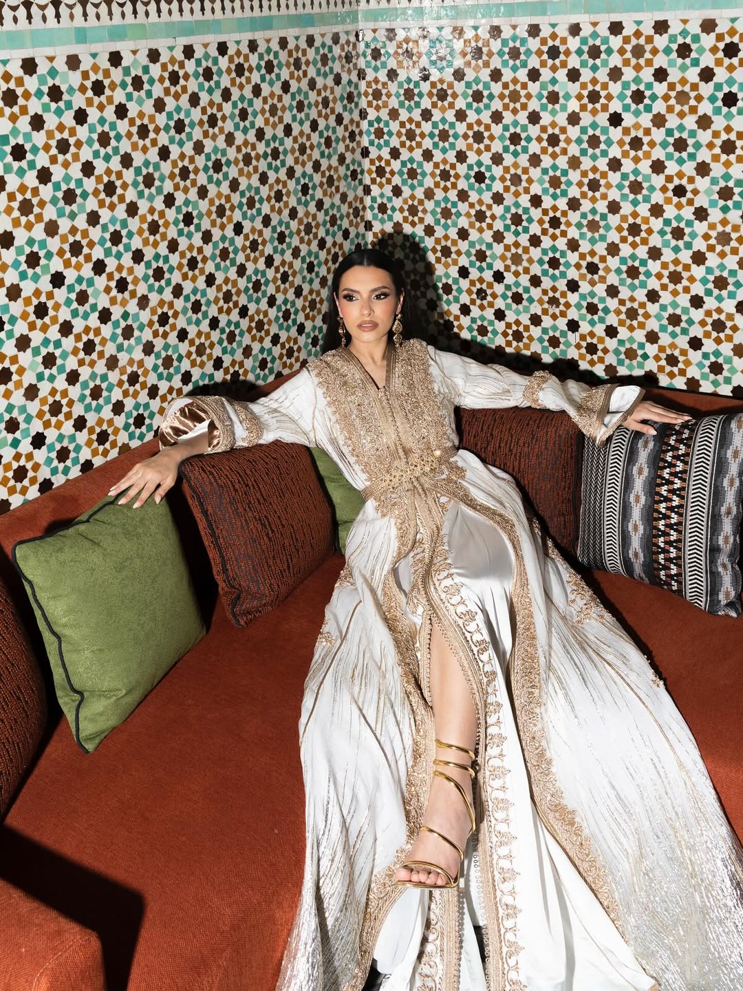  كارمن سليمان بستايل القفطان المغربي الفاخر بلون فاتح