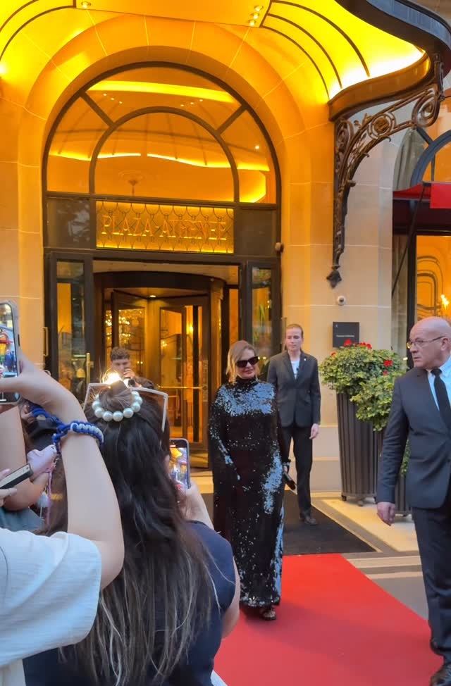 يسرا بثوب محتشم طويل باللون الأسود