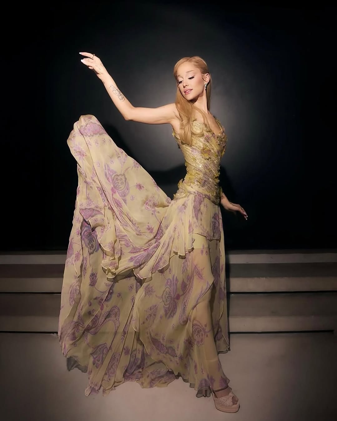  أريانا غراندي بفستان رقيق منسدل بانسيابية على القوام بقصة طويلة غنية 