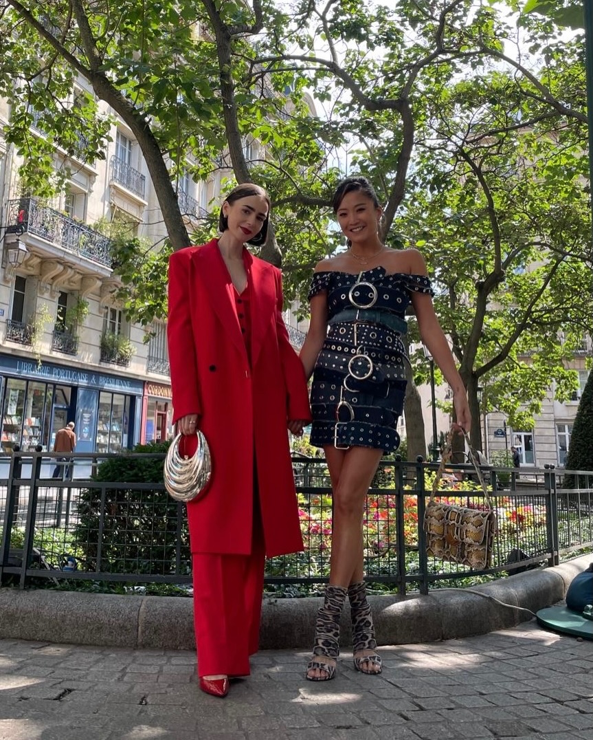 بطلات مسلسل "Emily in Paris"