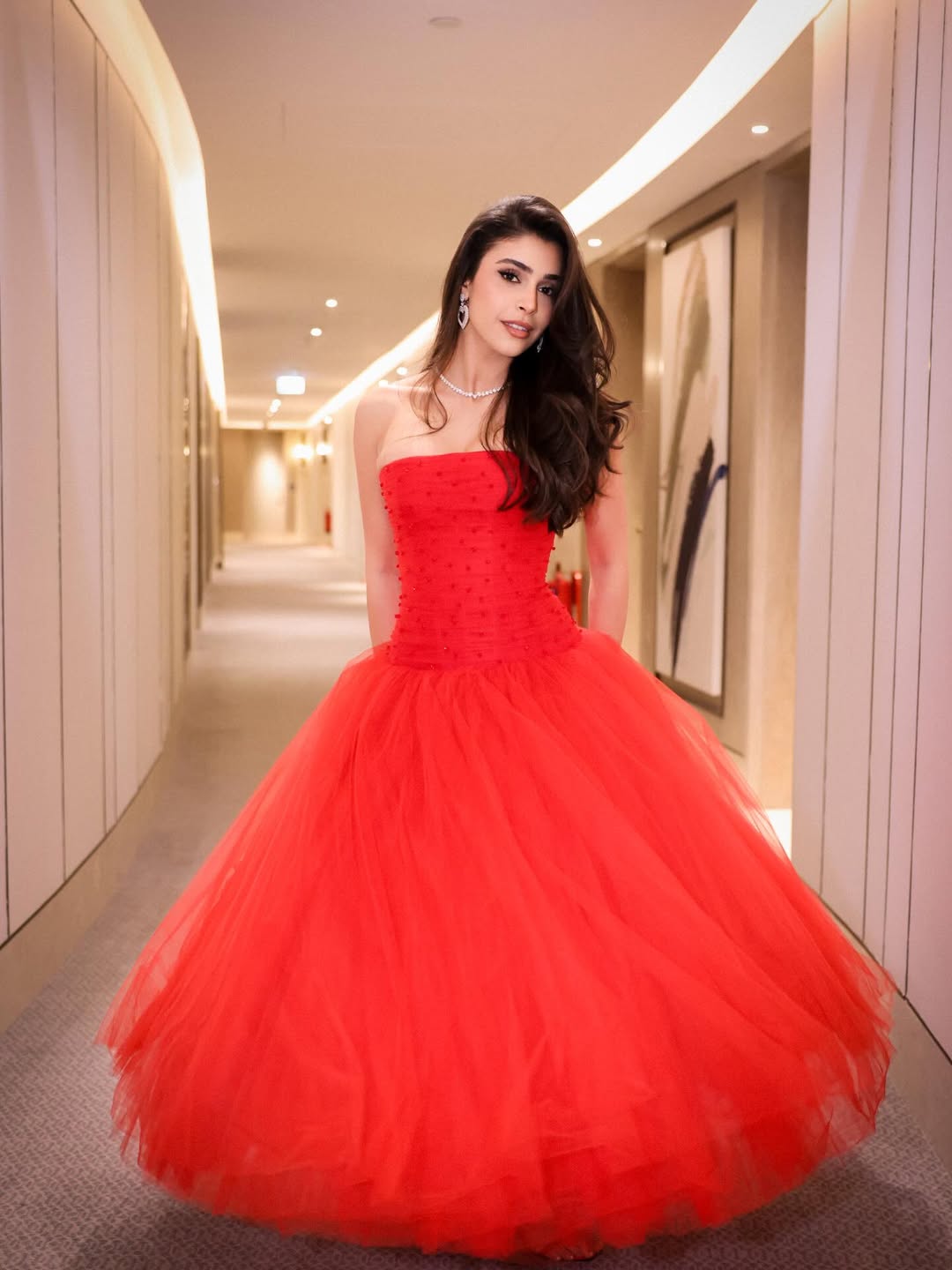 ياسمينا زيتون بفستان منتفخ تميز بقصة سترابلس