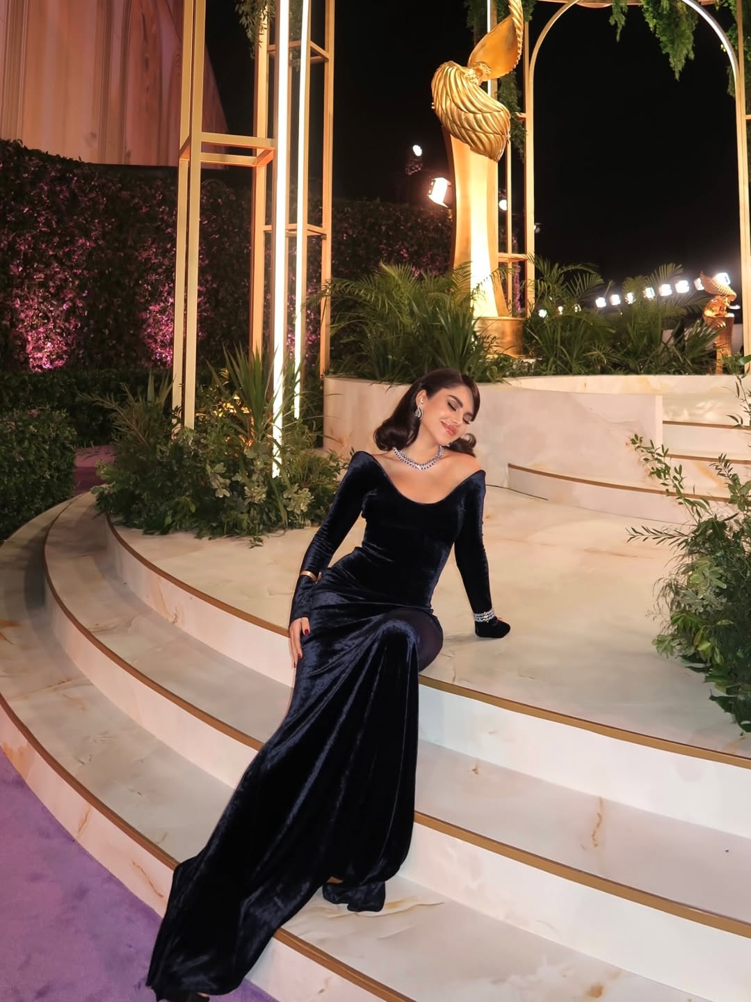 نجود الرميحي بفستان سهرة فاخر من المخمل بتوقيع دار Alaia