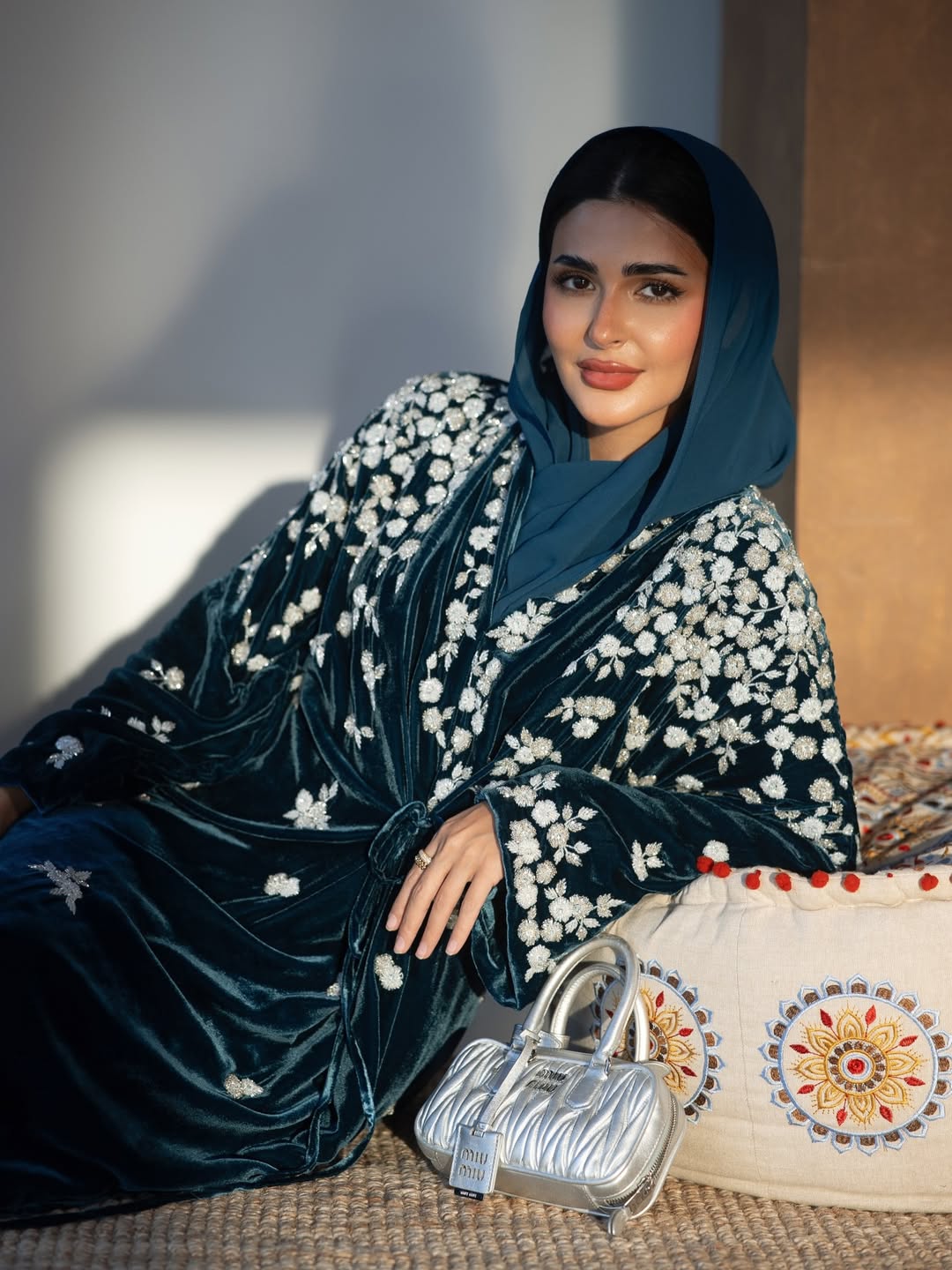  حنين بعباية من المخمل باللون الأزرق الداكن غمرتها تطريزات الورود 