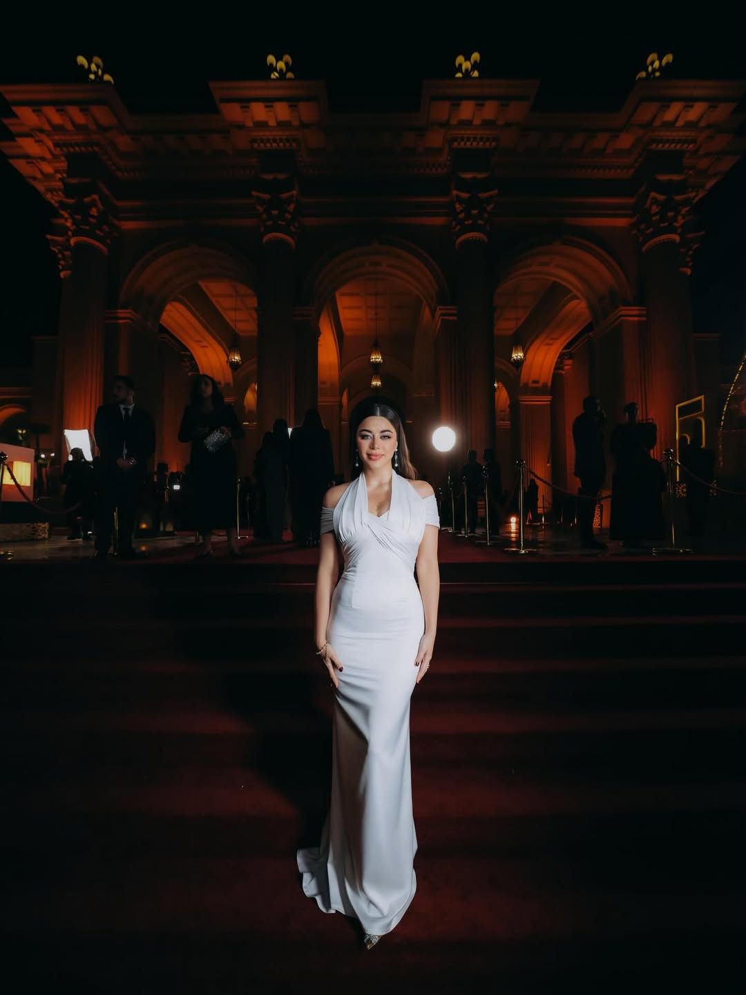 يارا السكري بفستان سهرة طويل باللون الأبيض