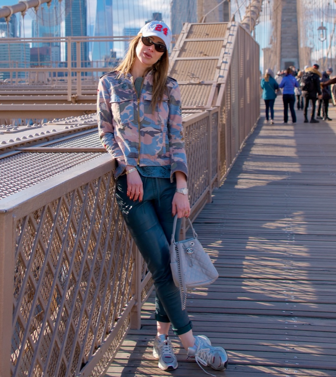 أنابيلا هلال بصيحة البنطال الجلدي