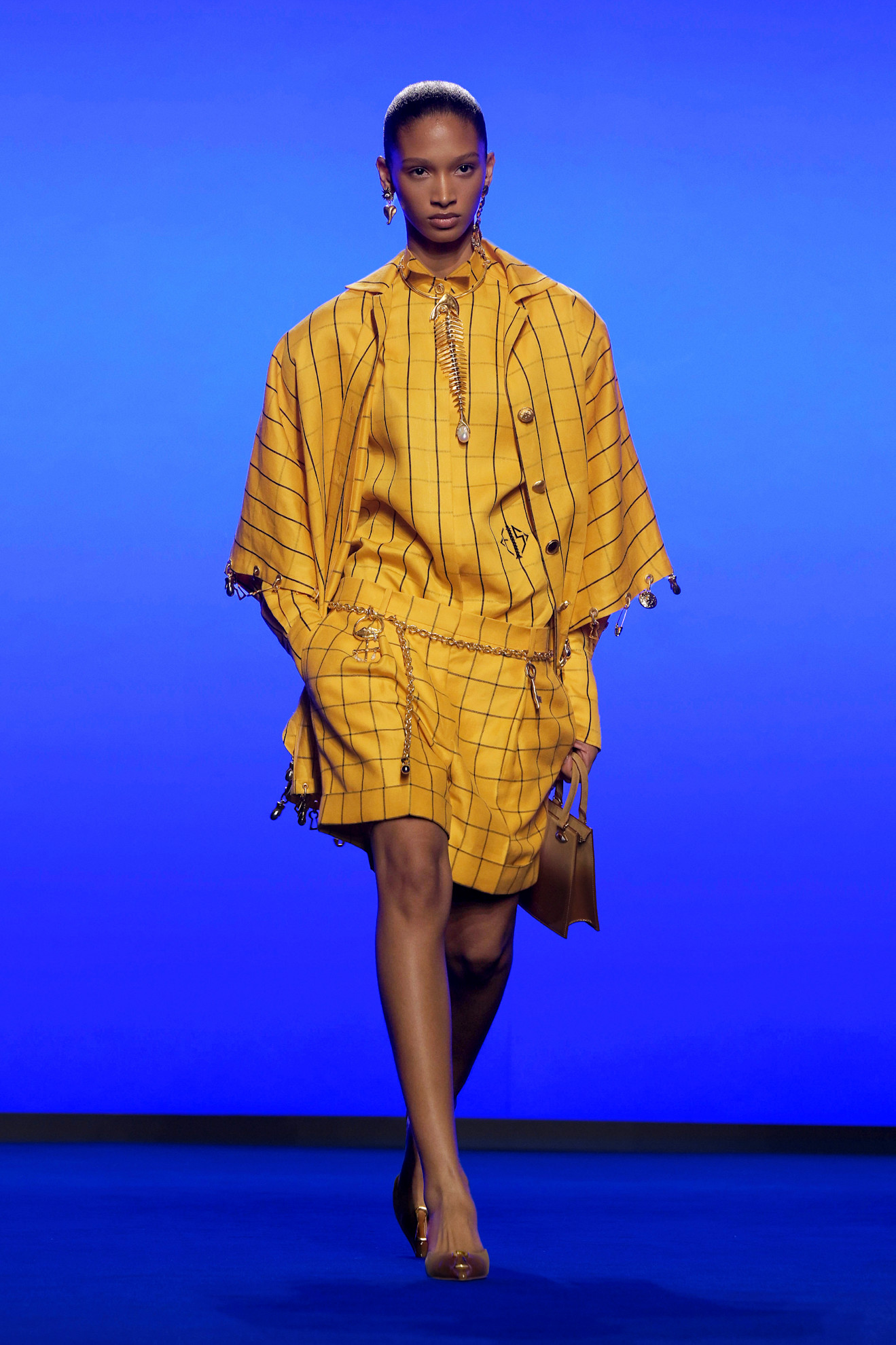 Schiaparelli اللون الخردلي بإطلالة من
