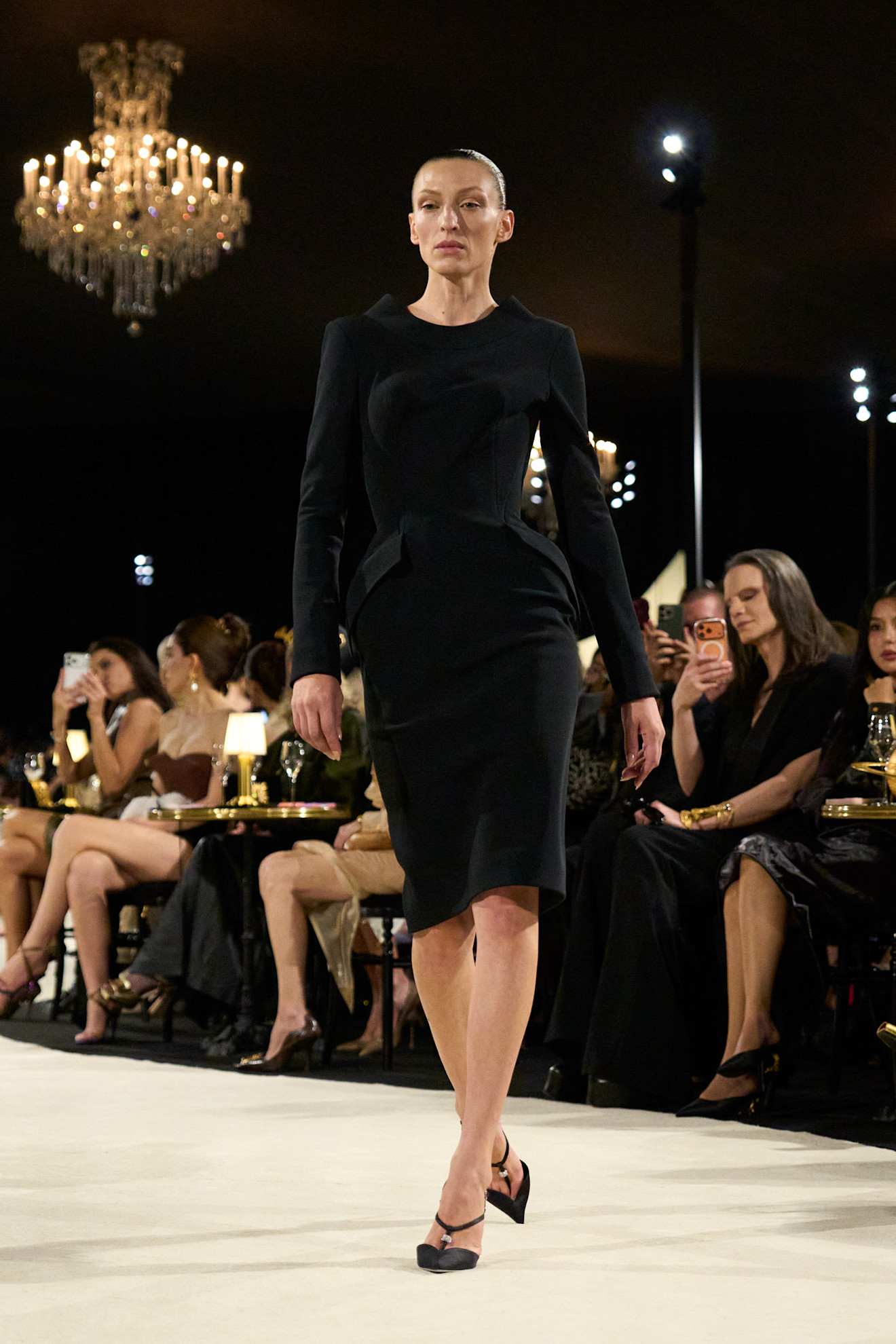 من مجموعة Schiaparelli ربيع و صيف 2027 للملابس الجاهزة