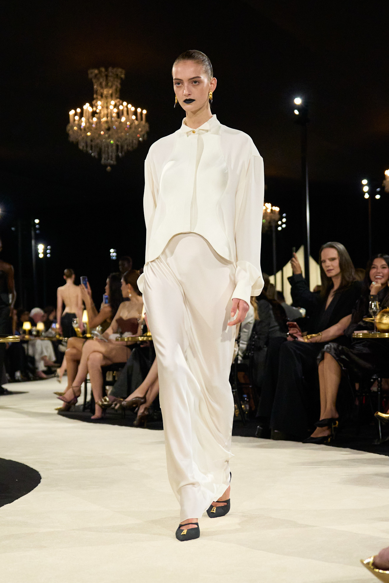 من مجموعة Schiaparelli ربيع و صيف 2027 للملابس الجاهزة