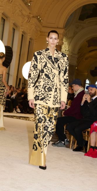 من مجموعة "سكياباريلي" Schiaparelli لربيع وصيف ٢٠٢٥ للأزياء الراقية