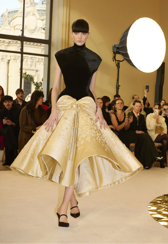 من مجموعة "سكياباريلي" Schiaparelli لربيع وصيف ٢٠٢٥ للأزياء الراقية