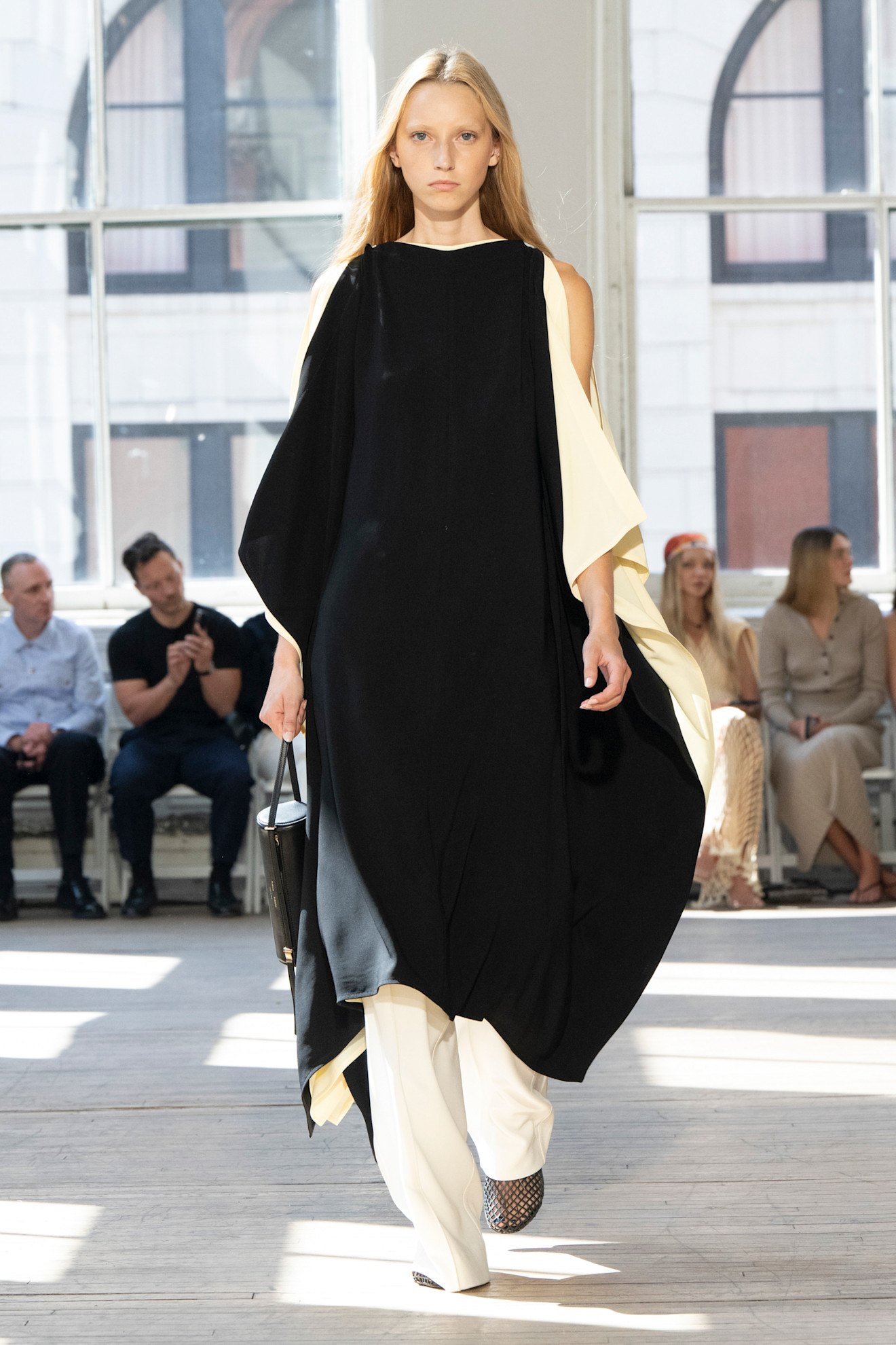 من عرض أزياء Proenza Schouler لموسم ربيع وصيف 2025