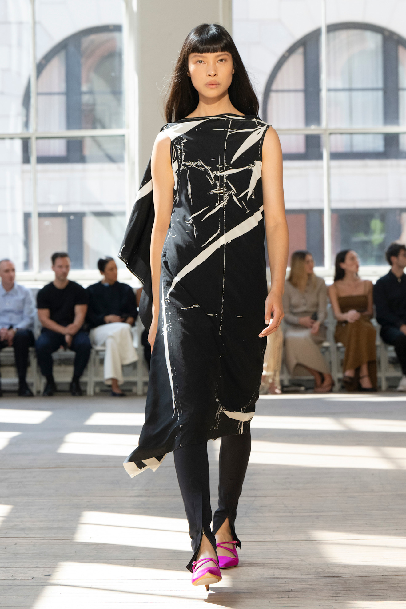 من عرض أزياء Proenza Schouler لموسم ربيع وصيف 2025