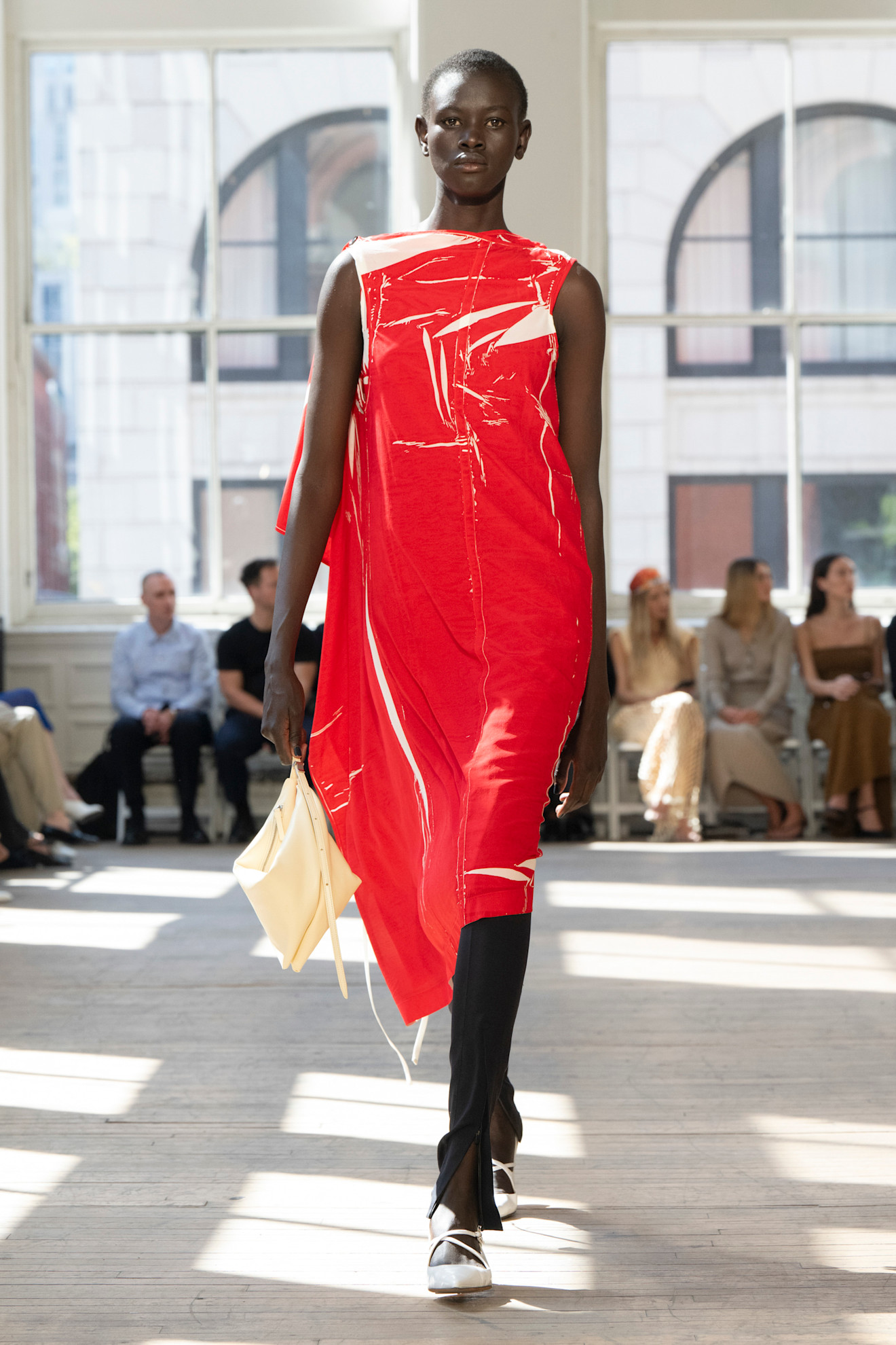 من عرض أزياء Proenza Schouler لموسم ربيع وصيف 2025