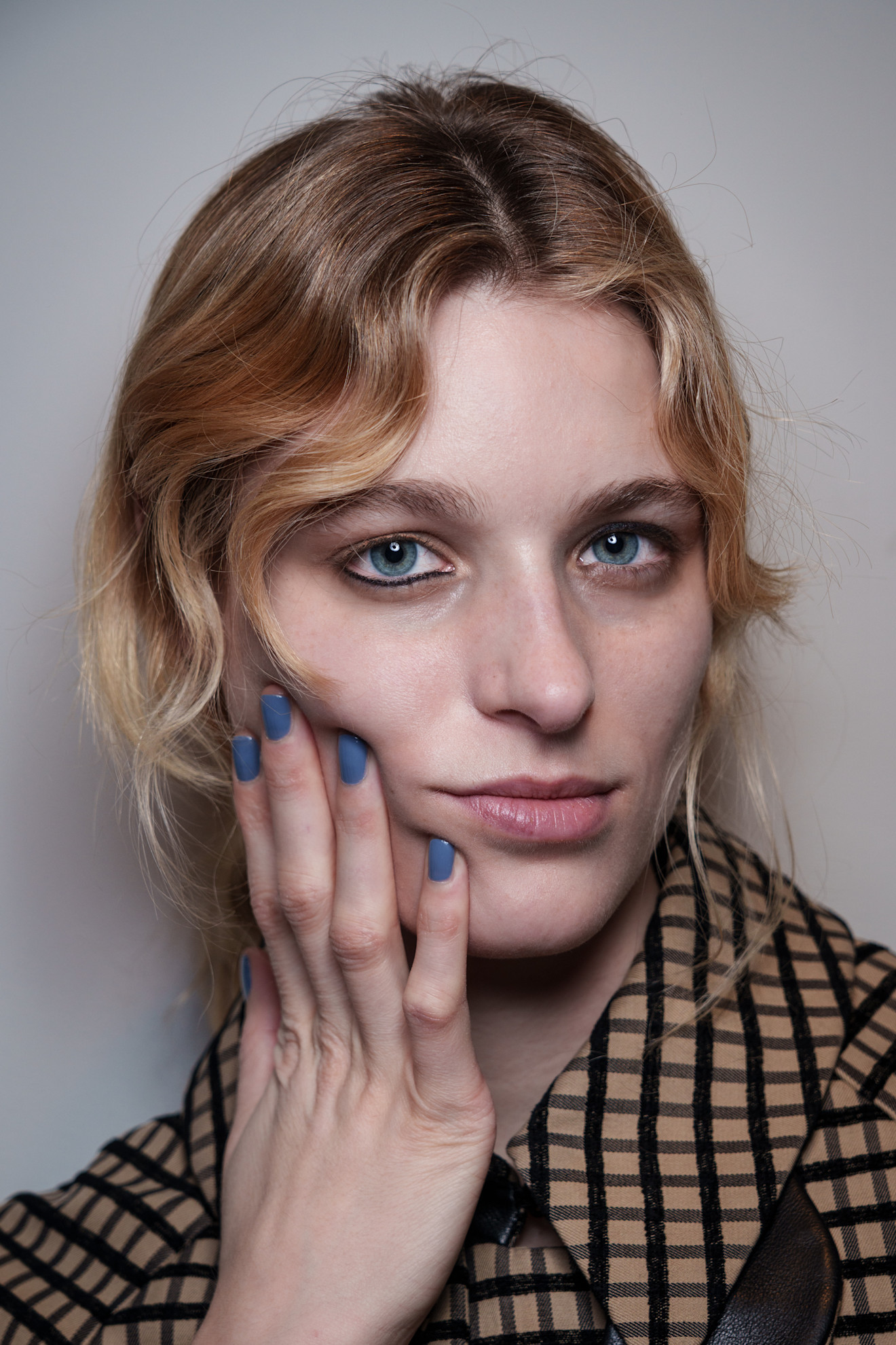 مناكير باللون الازرق الباستيل