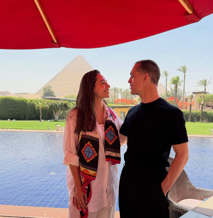 بيدرو ألونسو مع الممثلة التركية أوزجي أوزاجار