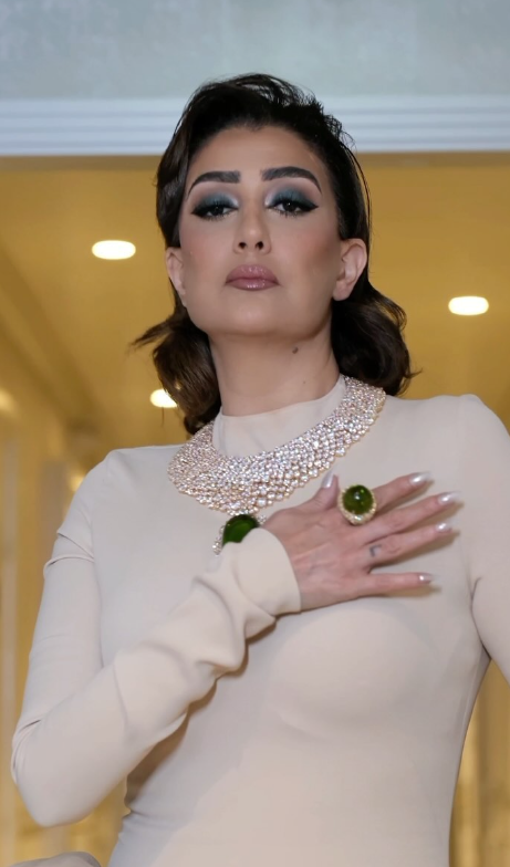إطلالة غادة عبد الرازق بمكياج أزرق قوي