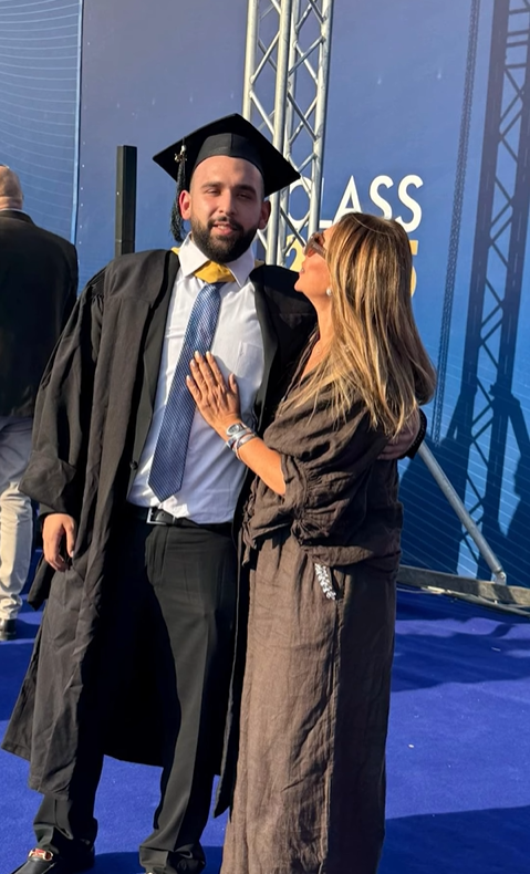 ليلى علوي تحتفل بتخرج ابنها