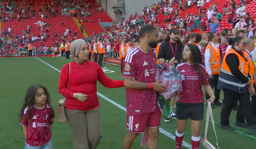 محمد صلاح وأسرته في أحدث ظهور