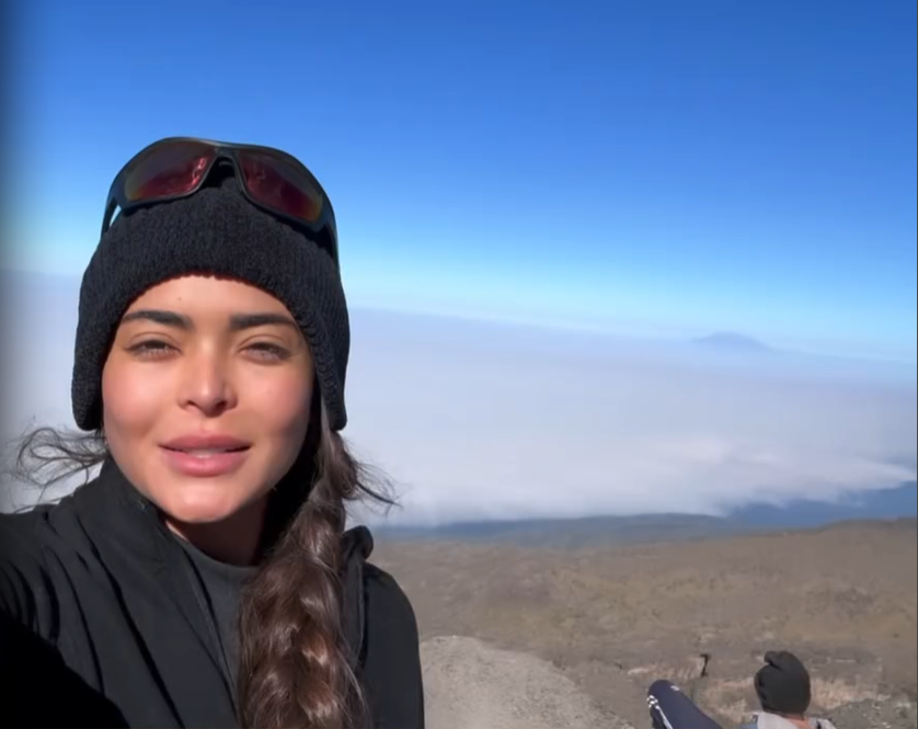 أسماء جلال على قمة جبل "كليمنجارو"