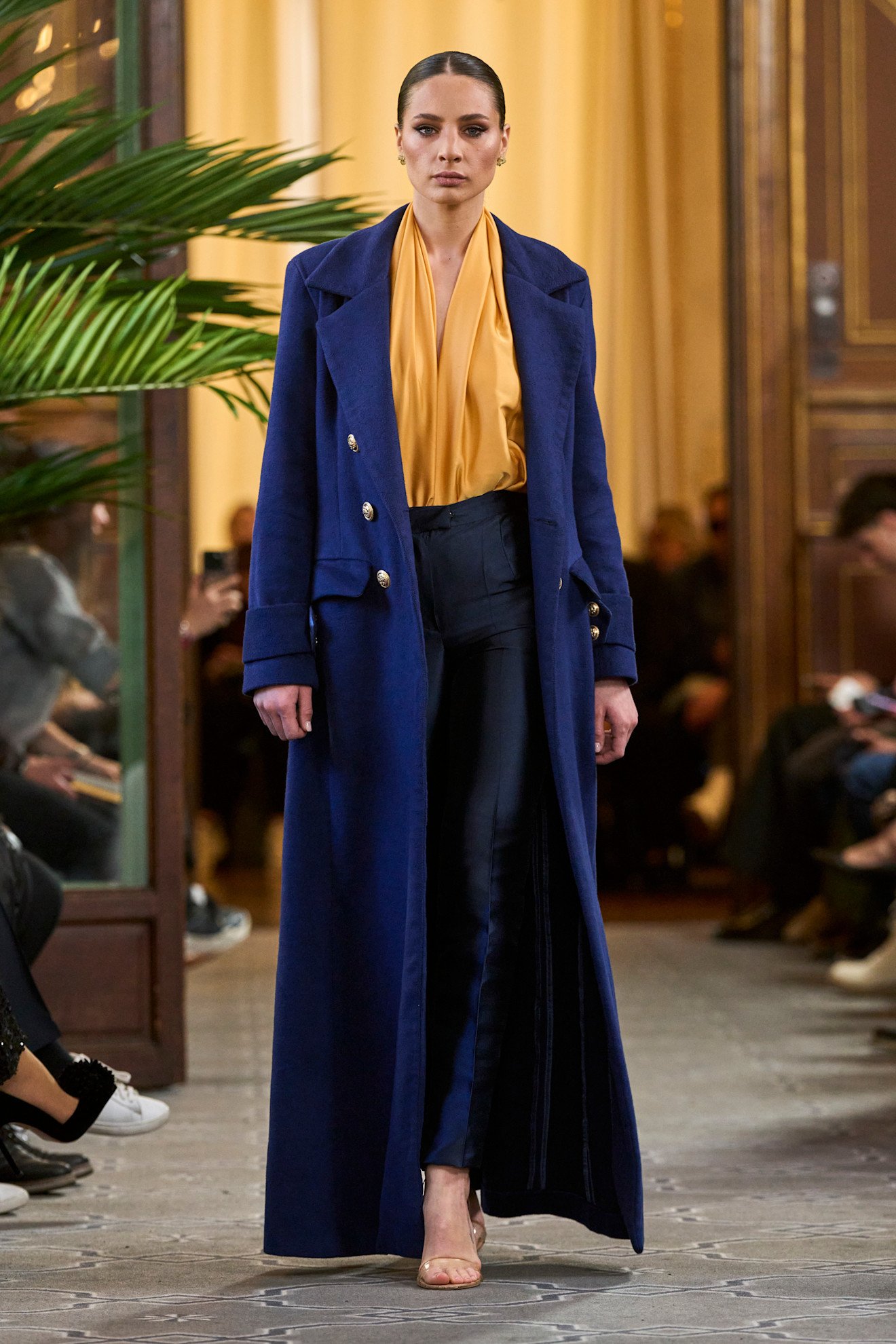 موضة المعاطف النيلية المستقيمة