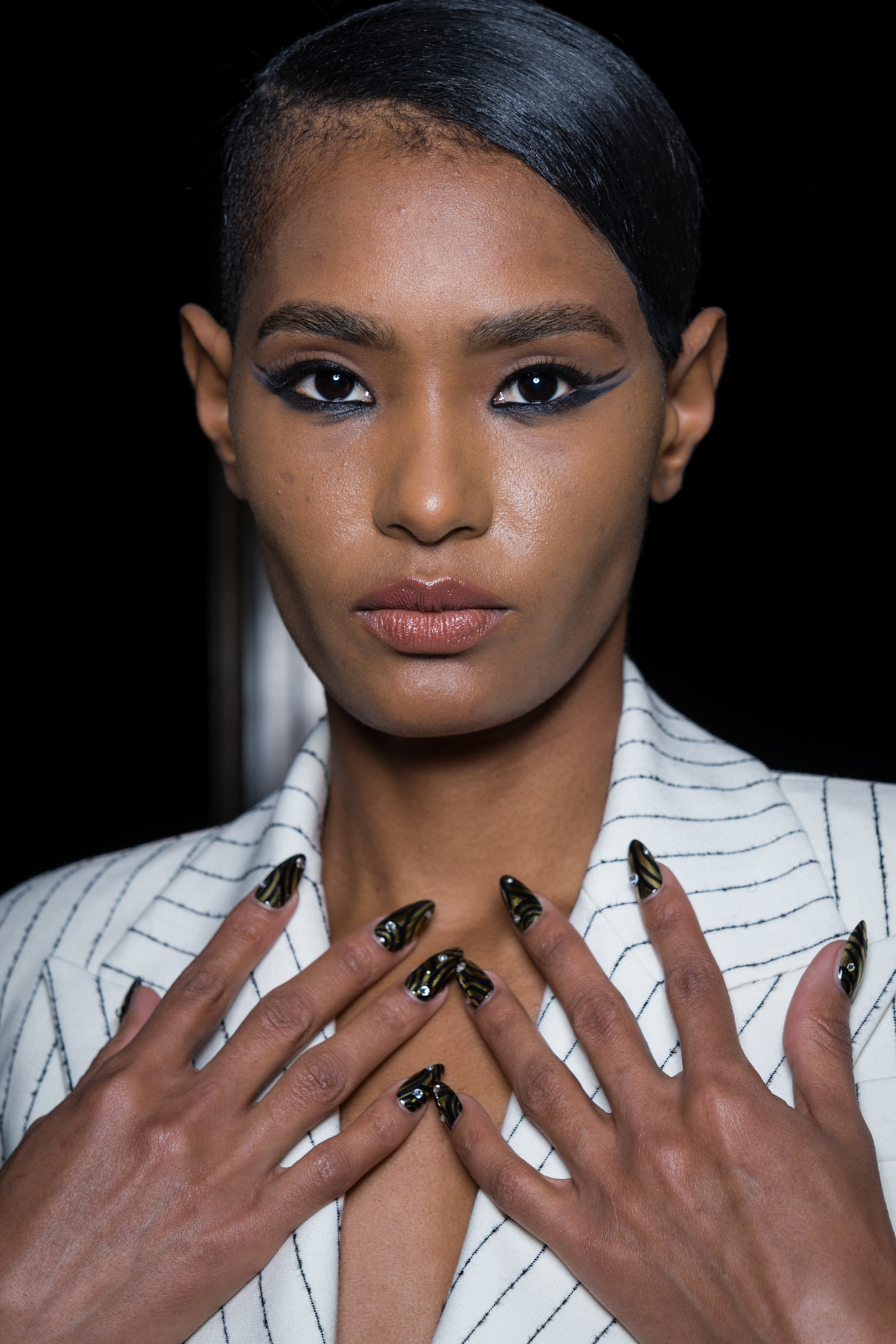 ألوان مناكير سوداء هندسية