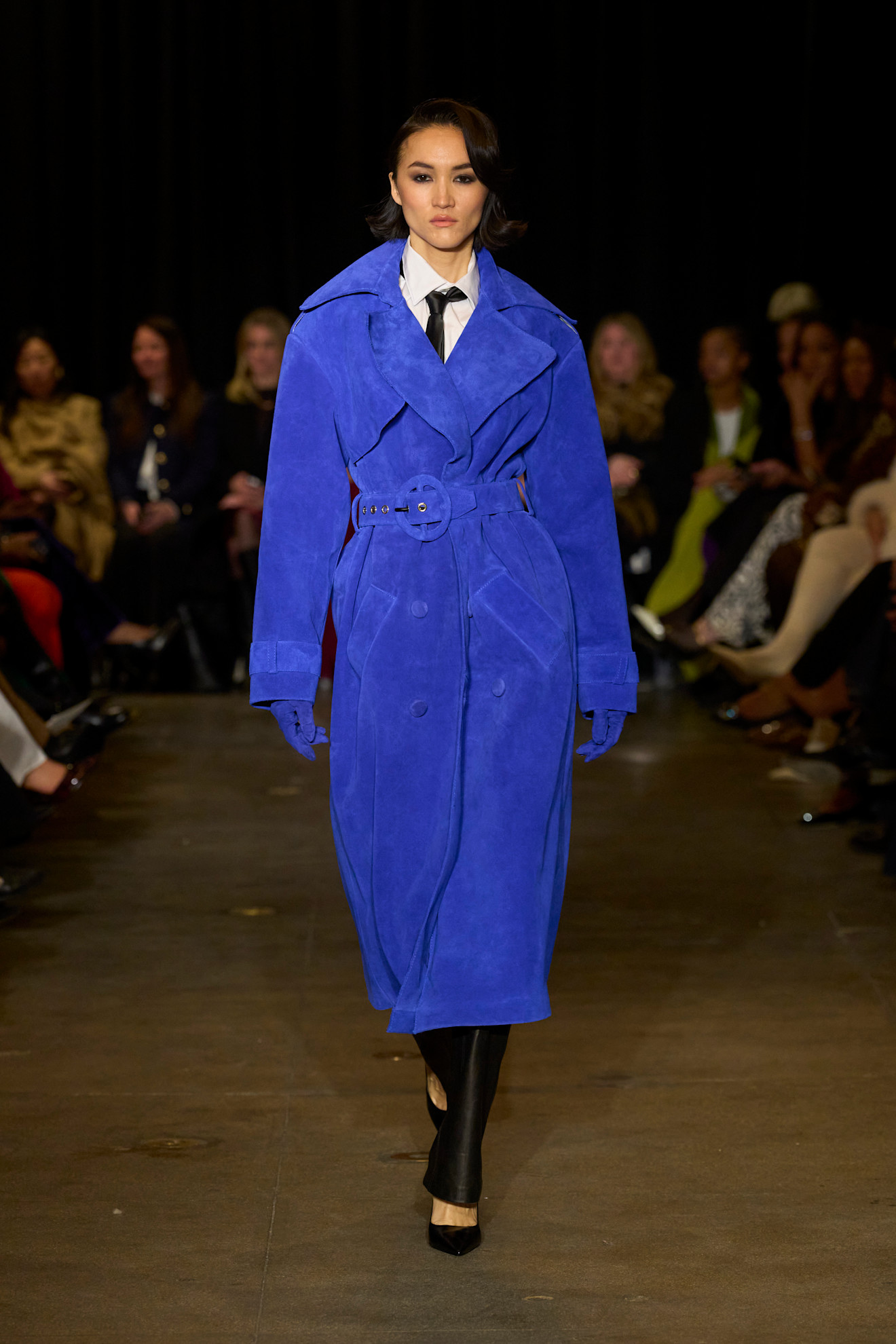 موضة المعاطف النيلية مع الجوخ