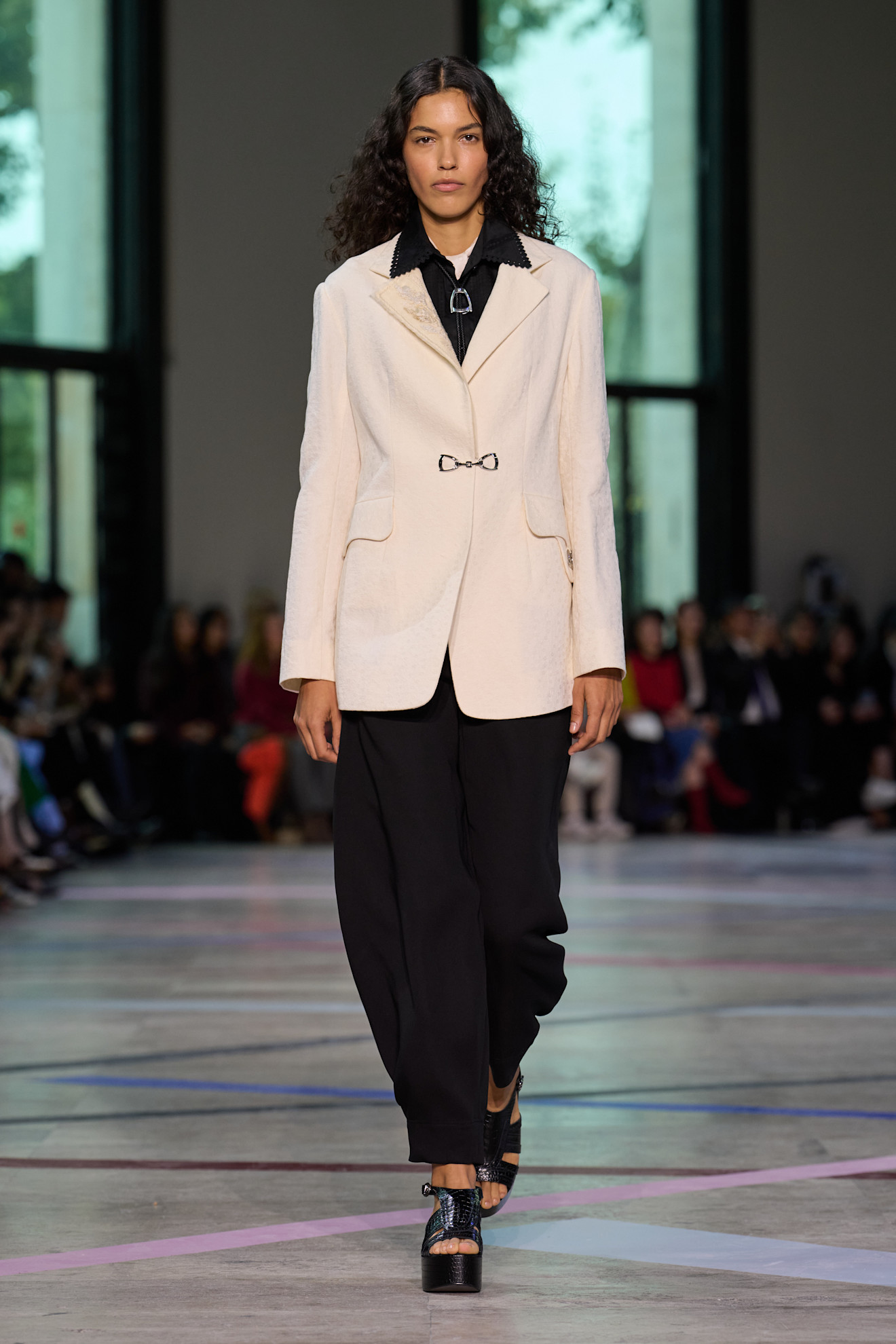 Shiatzy Chen بلايزر أبيض مع سروال أسود من تصميم