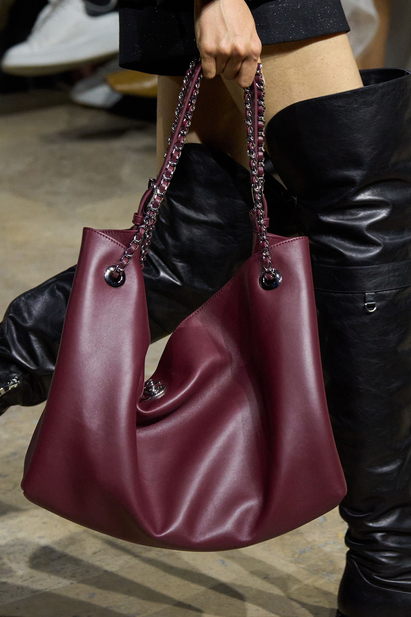 الحقيبة البرغندي صيحة شتاء 2026